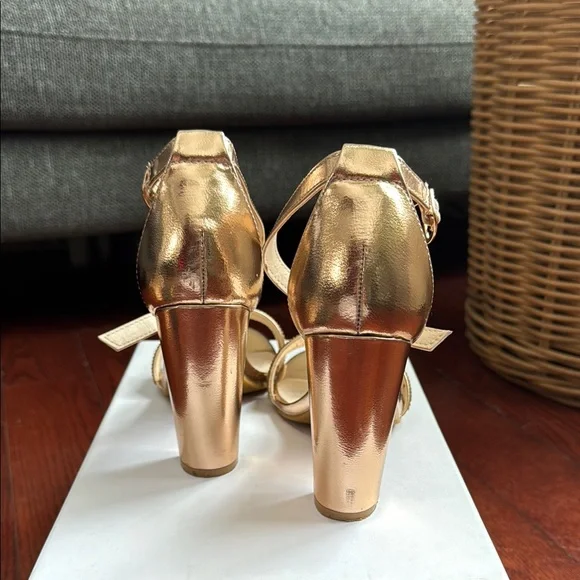 Elegant Gold Heeled Sandals - Picture 4 of 7